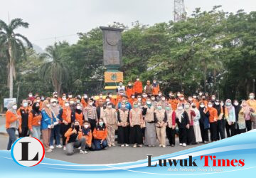 Di Tugu Adipura Luwuk, BPBD dan Dinkes Banggai Bagi-Bagi Masker